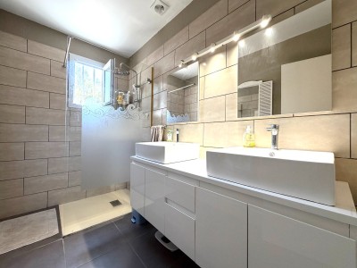 Villa de plain-pied - piscine - T2 indépendant A VENDRE - BASTELICACCIA - 155 m2 - 798 000 €