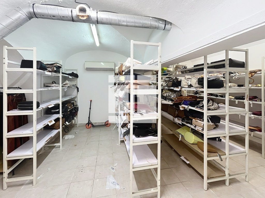 LOCAL COMMERCIAL A VENDRE - BASTIA - 180 m2 - 90 000 &euro; 