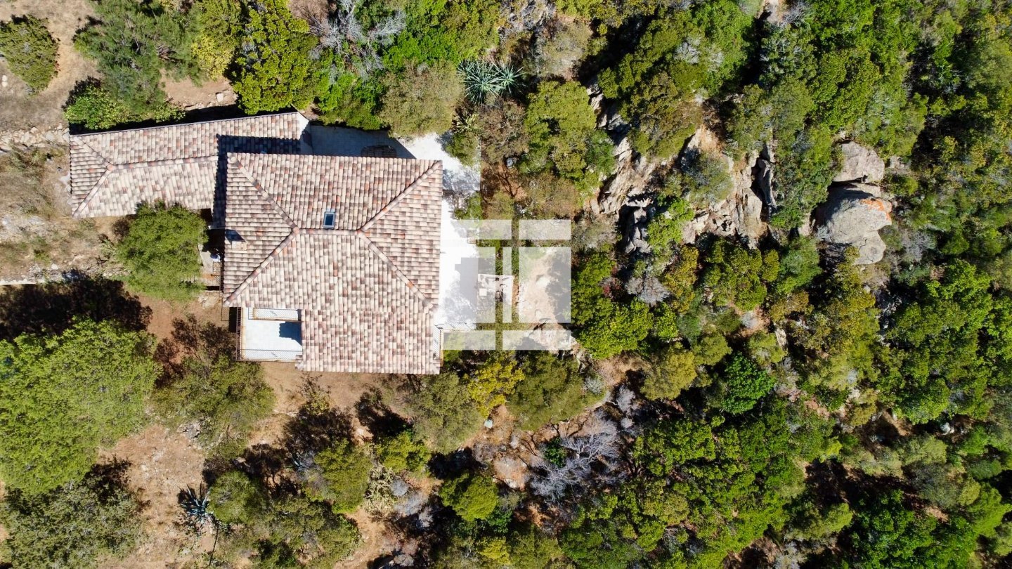 VILLA RECENTE A VENDRE - COTI CHIAVARI CALA D ORZU - 215 m2 - 1 250 000 &euro;