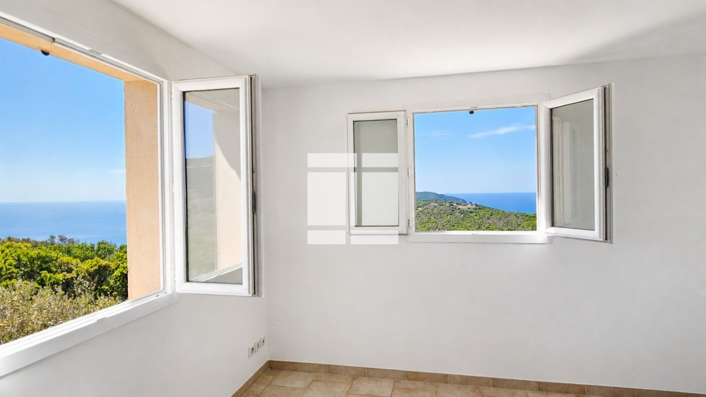 VILLA RECENTE A VENDRE - COTI CHIAVARI CALA D ORZU - 215 m2 - 1 250 000 &euro;