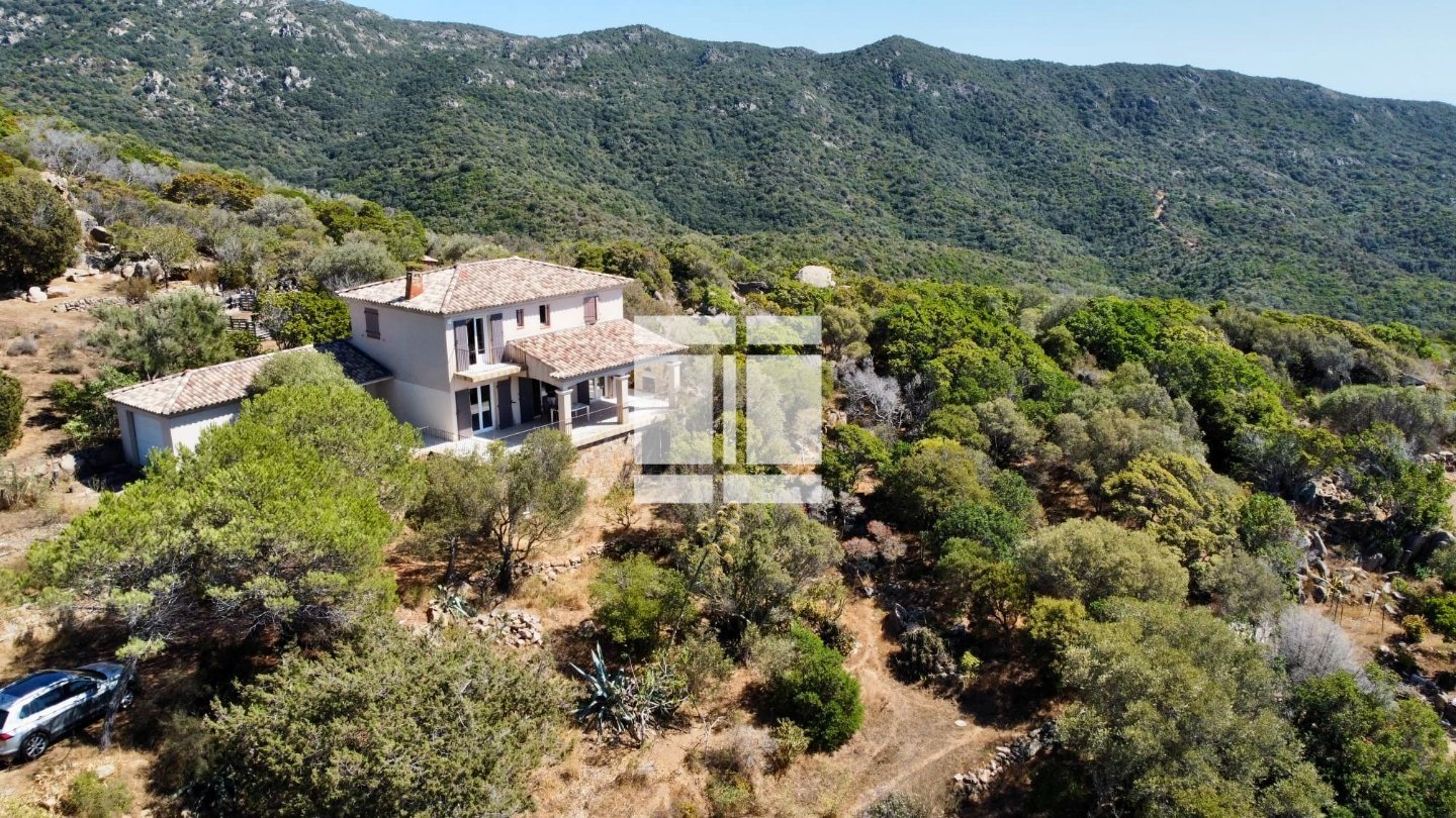 VILLA RECENTE A VENDRE - COTI CHIAVARI CALA D ORZU - 215 m2 - 1 250 000 &euro;