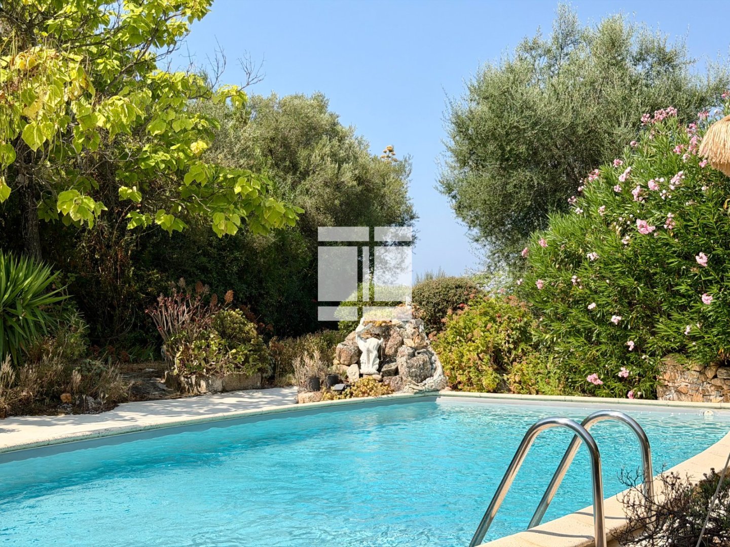 Villa de plain-pied - piscine - T2 indépendant A VENDRE - BASTELICACCIA - 155 m2 - 798 000 &euro;
