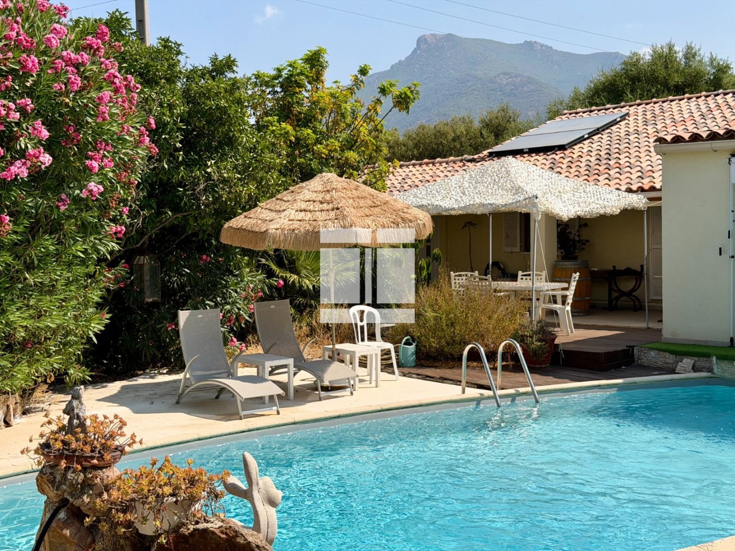 Villa de plain-pied - piscine - T2 indépendant A VENDRE - BASTELICACCIA - 155 m2 - 798 000 &euro;