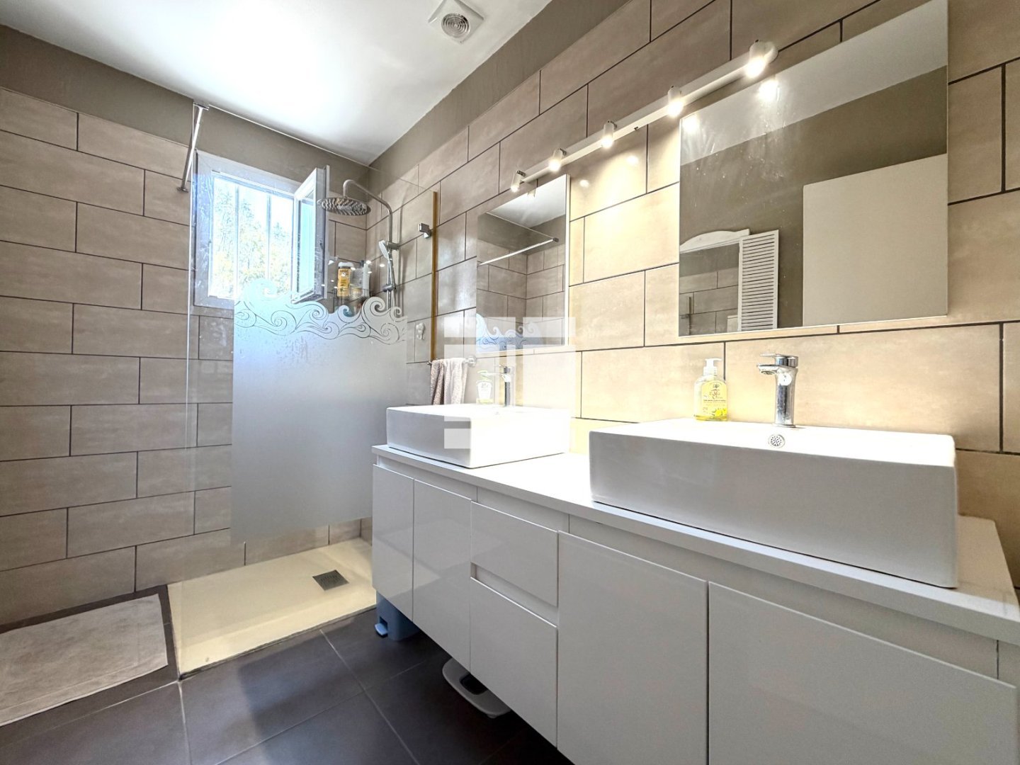 Villa de plain-pied - piscine - T2 indépendant A VENDRE - BASTELICACCIA - 155 m2 - 798 000 &euro;