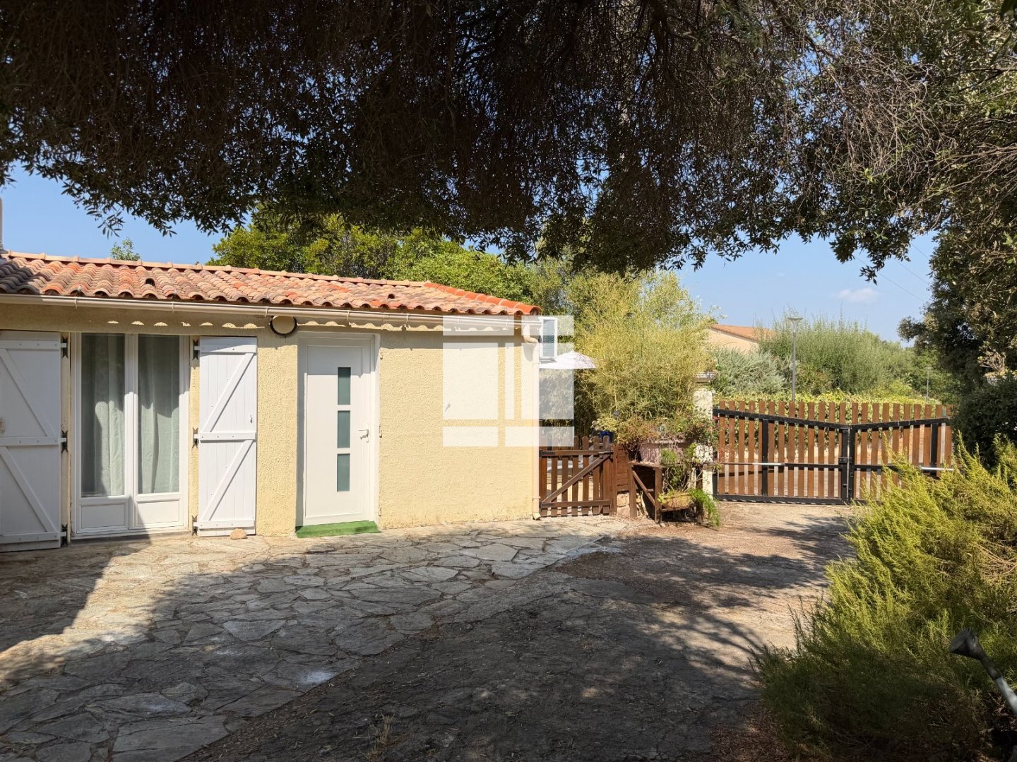 Villa de plain-pied - piscine - T2 indépendant A VENDRE - BASTELICACCIA - 155 m2 - 798 000 &euro;