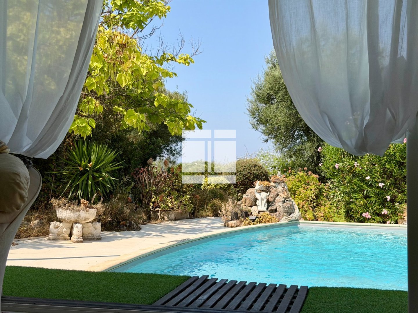 Villa de plain-pied - piscine - T2 indépendant A VENDRE - BASTELICACCIA - 155 m2 - 798 000 &euro;